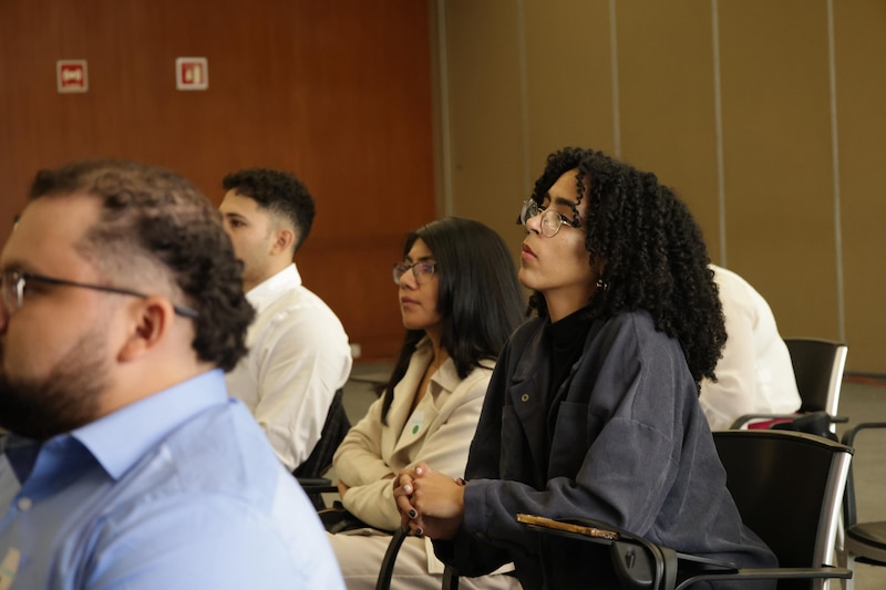 Asistentes escuchando los discursos durante la reunión binacional entre la SRE y la delegación de TheDream.US