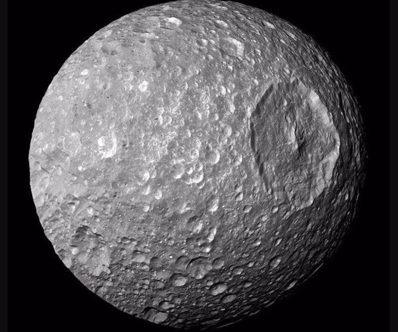 Imagen de Mimas, una luna de Saturno