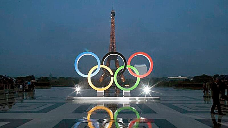 Los anillos olímpicos iluminados frente a la Torre Eiffel