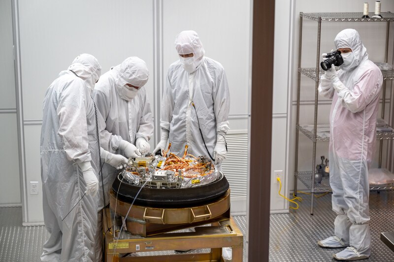 Científicos trabajando en un proyecto espacial