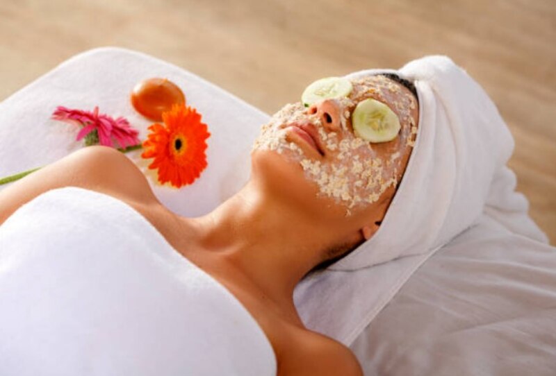 Mujer recibiendo un tratamiento facial en un spa