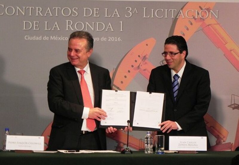Firma de contratos de la tercera licitación de la Ronda Uno