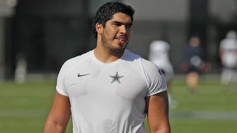 El liniero ofensivo de los Dallas Cowboys, Isaac Alarcón, durante una práctica del equipo.