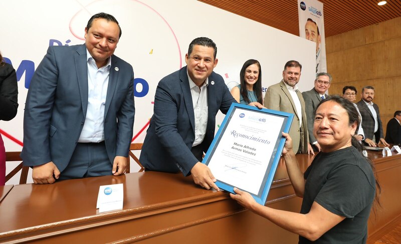 El gobernador de Guanajuato, Diego Sinhue Rodríguez Vallejo, entrega un reconocimiento a Mario Alfonso Armas Valdéz.