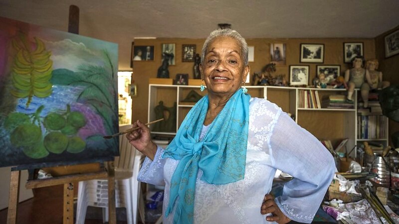 La artista María Luisa Pacheco en su estudio