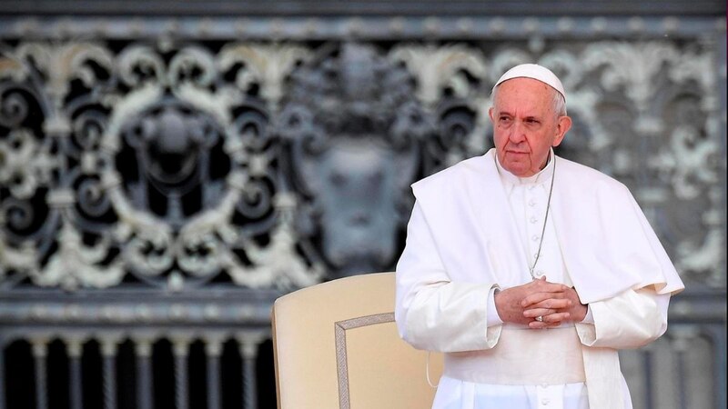 El Papa Francisco saluda a los fieles en la Plaza de San Pedro