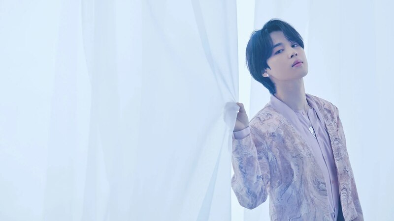 Jimin de BTS mirando por la ventana