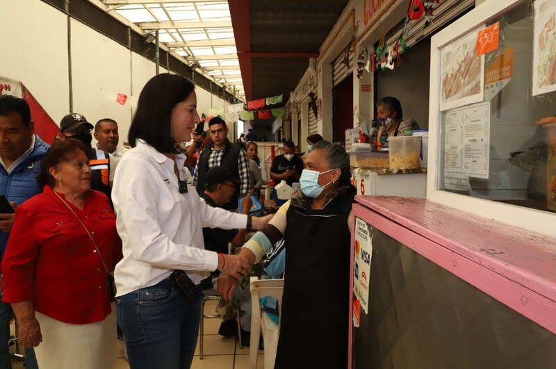 La candidata a la alcaldía de Iztapalapa, Clara Brugada, saluda a una comerciante en un mercado local.