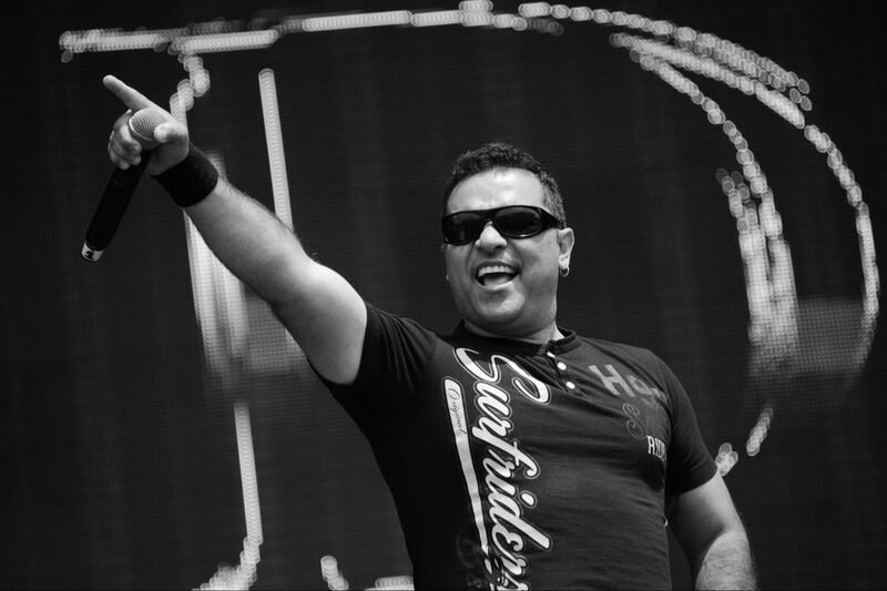 Salvador Aguilar Hurtado, conocido como "Xava Drago" durante una de sus presentaciones con el grupo de rock mexicano Coda.