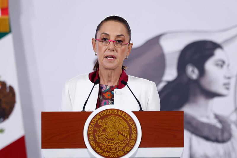 La presidenta de México, Claudia Sheinbaum, habla durante una rueda de prensa este lunes, en Palacio Nacional de la Ciudad de México (México). Sheinbaum reafirmó el rechazo de su Gobierno al ataque militar de Estados Unidos contra Venezuela, en el que fueron capturados Nicolás Maduro y su esposa, Cilia Flores, el pasado 3 de enero y aseguró que la intervención “nunca ha traído democracia”