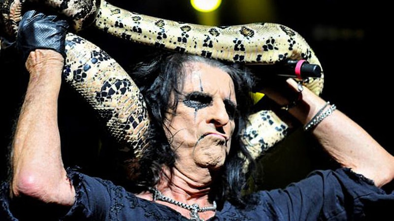 Alice Cooper con una serpiente en la cabeza