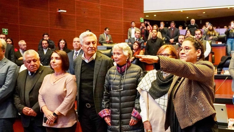 La presidenta de la Cámara de Diputados, Cecilia Moreau, junto a otros diputados y diputadas, durante la sesión en la que se aprobó el proyecto de ley de Presupuesto 2023.