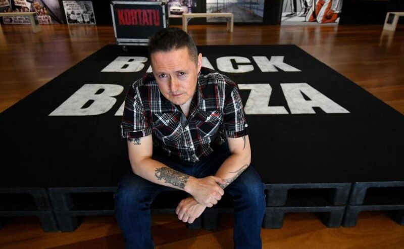 El vocalista de Black Bazar, ante el cartel de su grupo
