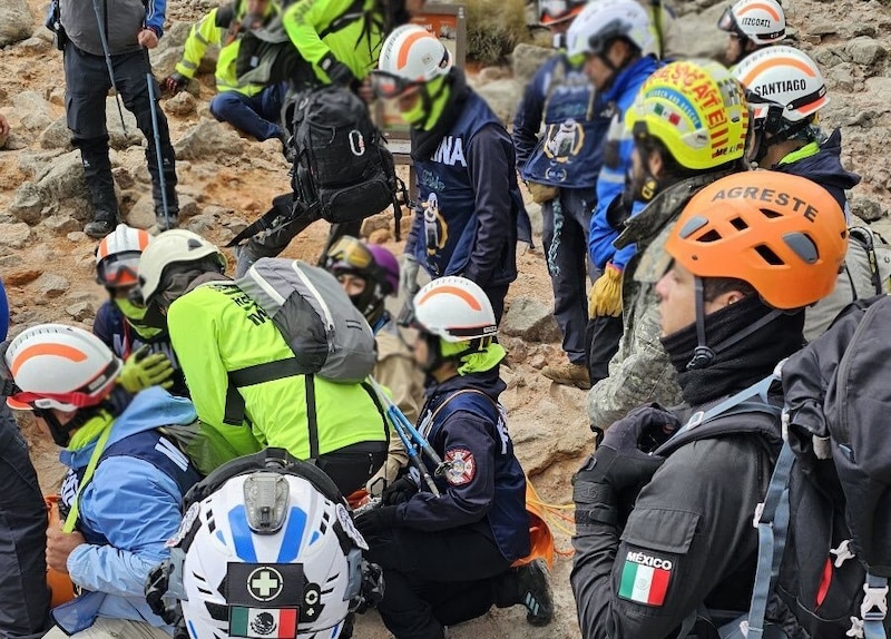 Personal de búsqueda en labores de rescate en el volcán Iztaccíhuatl, donde fue hallado sin vida un menor de 14 años que ascendió sin equipo adecuado
