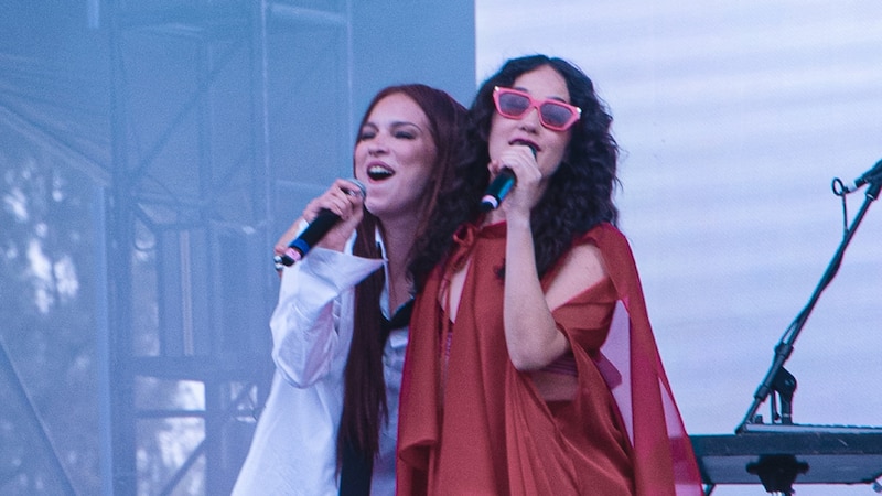 Aitana y Ana Guerra cantando en concierto