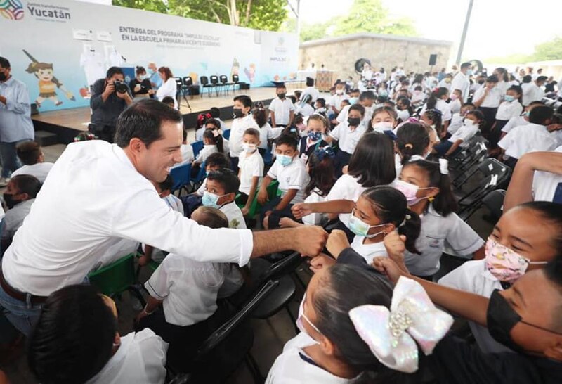 El gobernador Mauricio Vila entrega mochilas y útiles escolares a niños de Yucatán