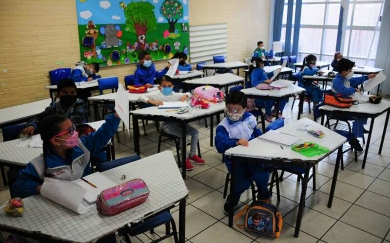 Niños en el aula con mascarillas