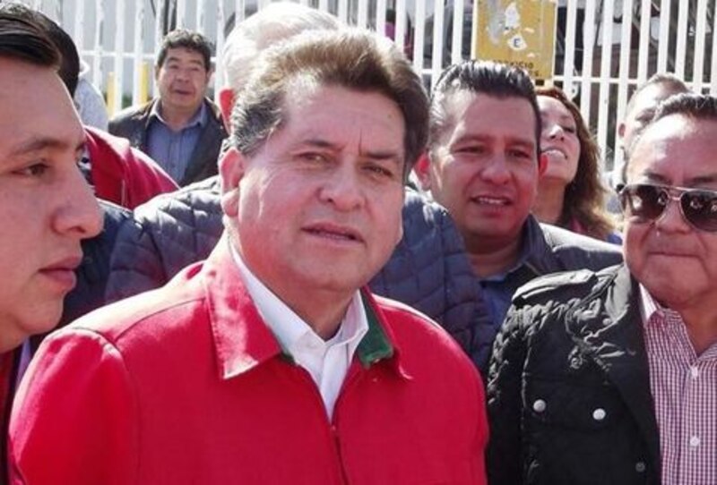 El presidente Andrés Manuel López Obrador saluda a sus seguidores.