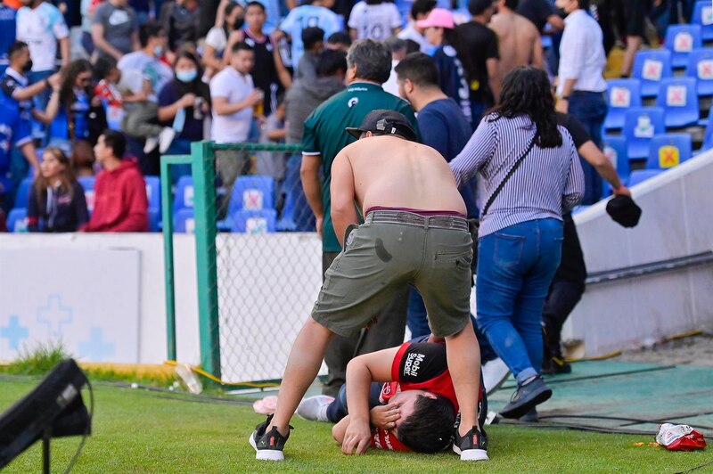 Pelea entre aficionados en un partido de fútbol