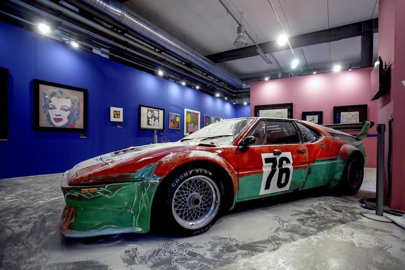 Un BMW M1 pintado por Andy Warhol se exhibe en un museo.