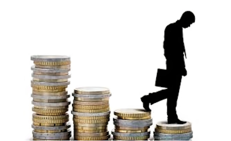 El hombre que sube la montaña de monedas