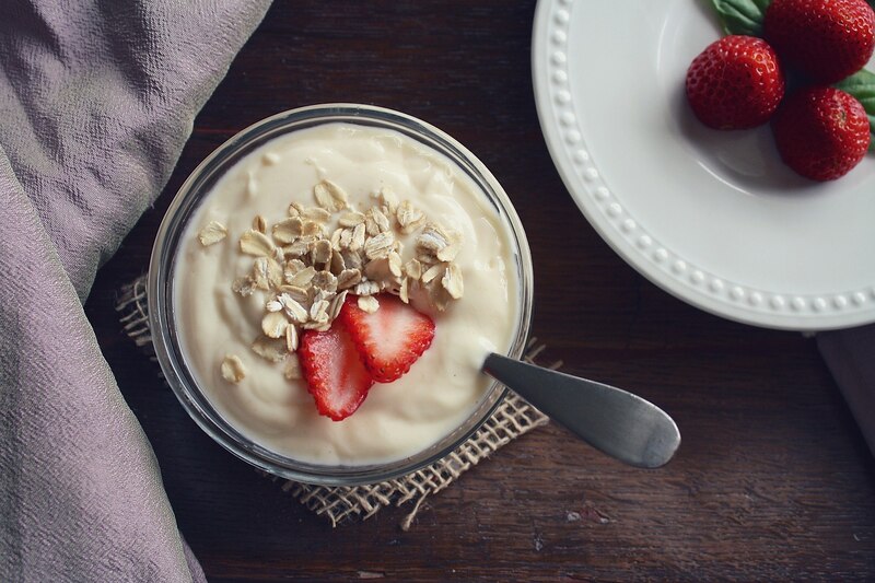 Yogur con fresas y avena