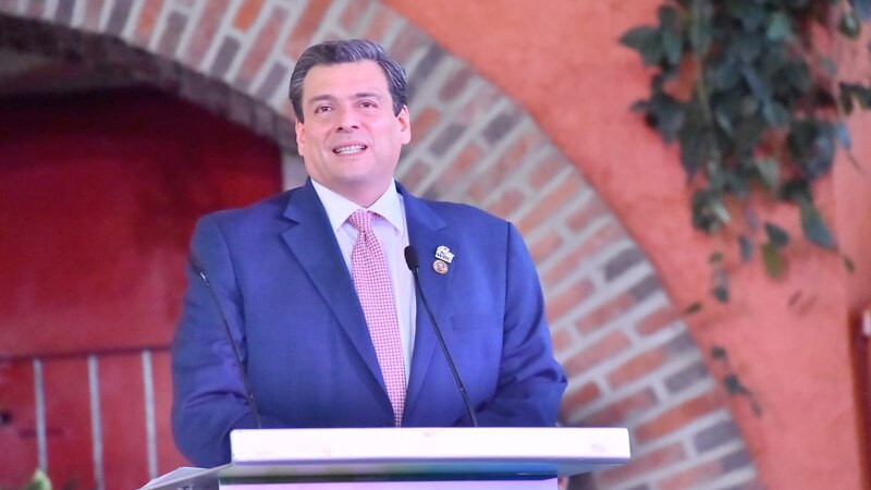 El presidente López Obrador da un discurso en un evento público.