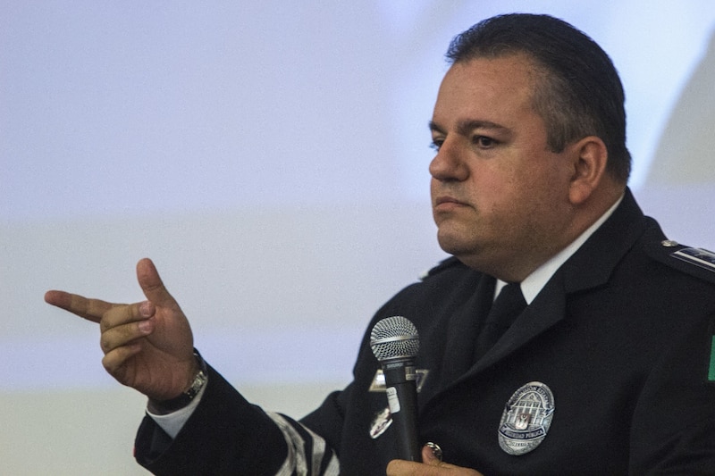 El jefe de la policía da una conferencia de prensa