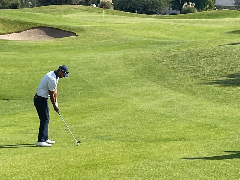 Golfista masculino en el campo de golf