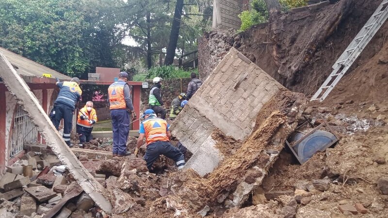 Rescatistas buscan sobrevivientes entre los escombros de un edificio colapsado