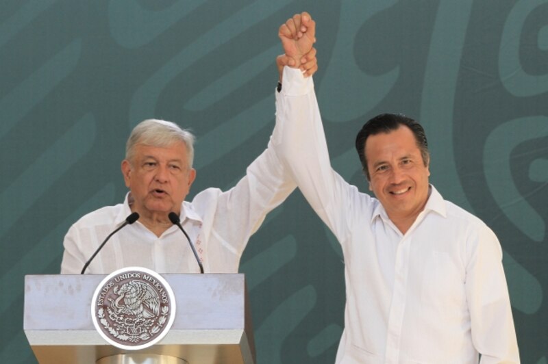 El presidente López Obrador y el gobernador electo de Sinaloa, Rubén Rocha Moya, celebran el triunfo de Morena en las elecciones de 2021.