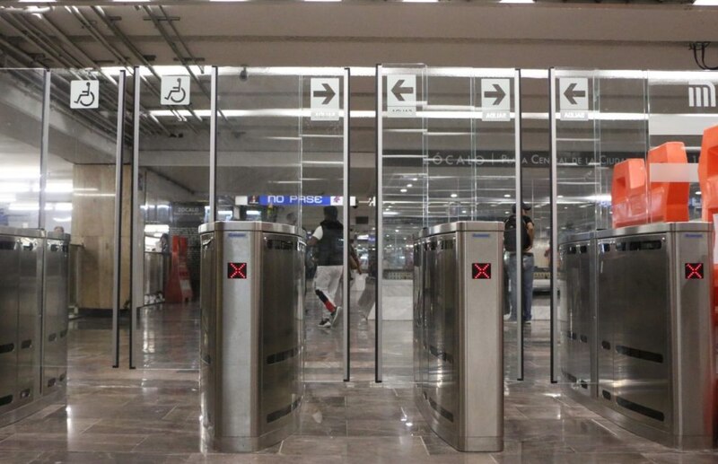 Pasajeros usando torniquetes en una estación de metro