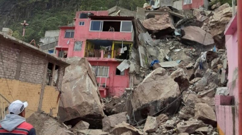 Deslave en la ladera de un cerro deja varias viviendas sepultadas