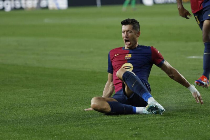 ¡Ouch! El jugador del Barcelona, Robert Lewandowski, se lesiona en el partido contra el Real Madrid
