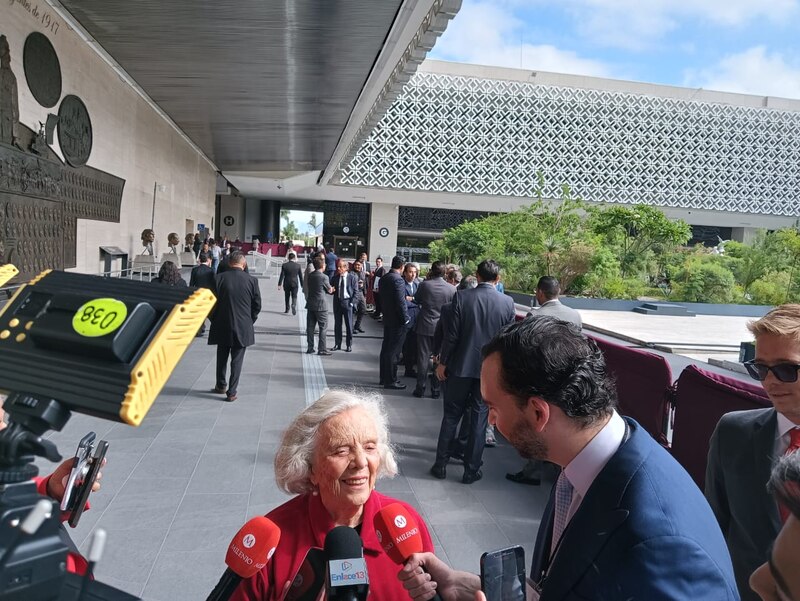 La escritora Elena Poniatowska durante una entrevista.