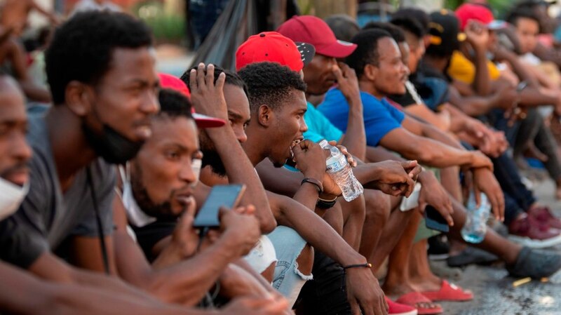 Migrantes esperan en la frontera
