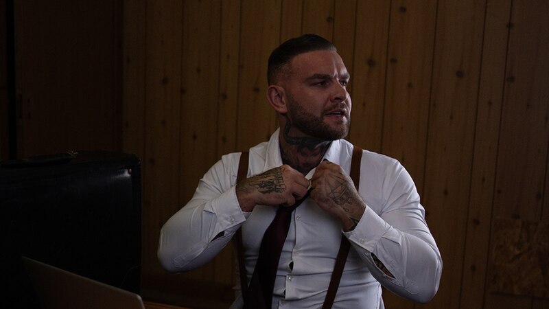 Empresario tatuado con tirantes