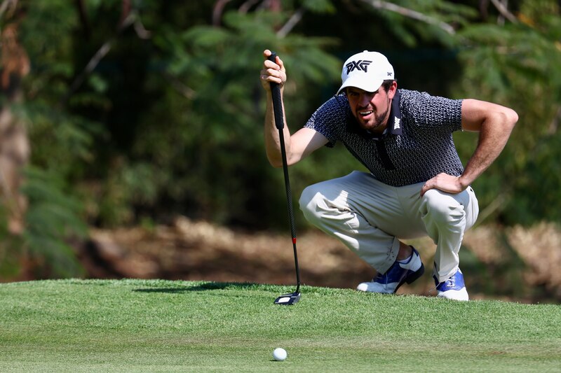 Golfista profesional masculino en acción