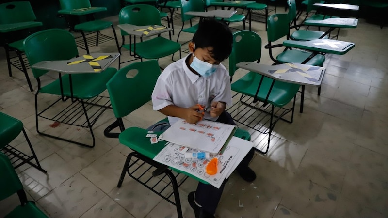 Niño con mascarilla en el colegio