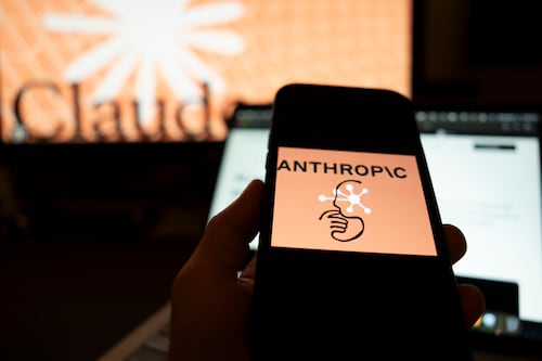 Anthropic, OpenAI y Google: tres estrategias opuestas ante el tablero bélico de la IA