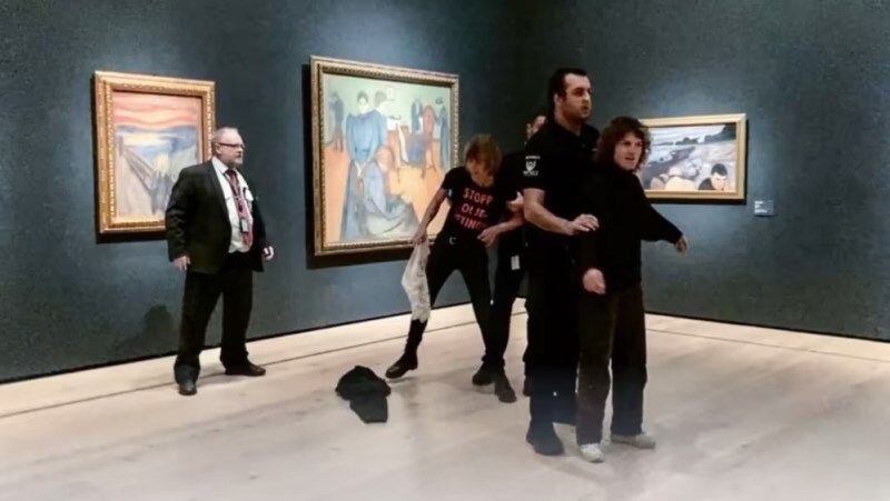 Activista protesta en un museo