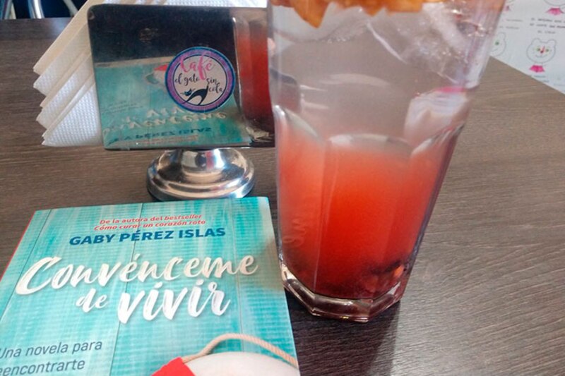 Bebida con tapa de naranja en un vaso alto