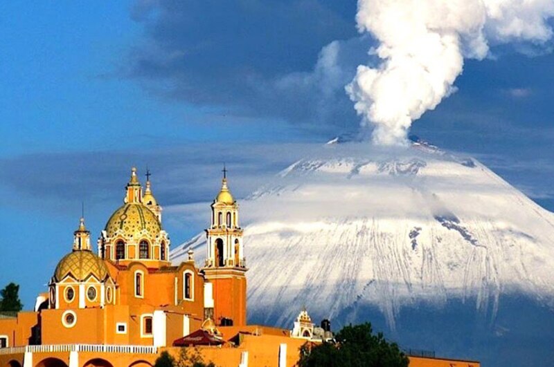 Iglesia y volcán