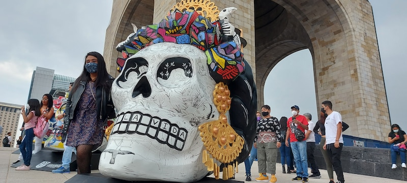 Catrina monumental en Paseo de la Reforma