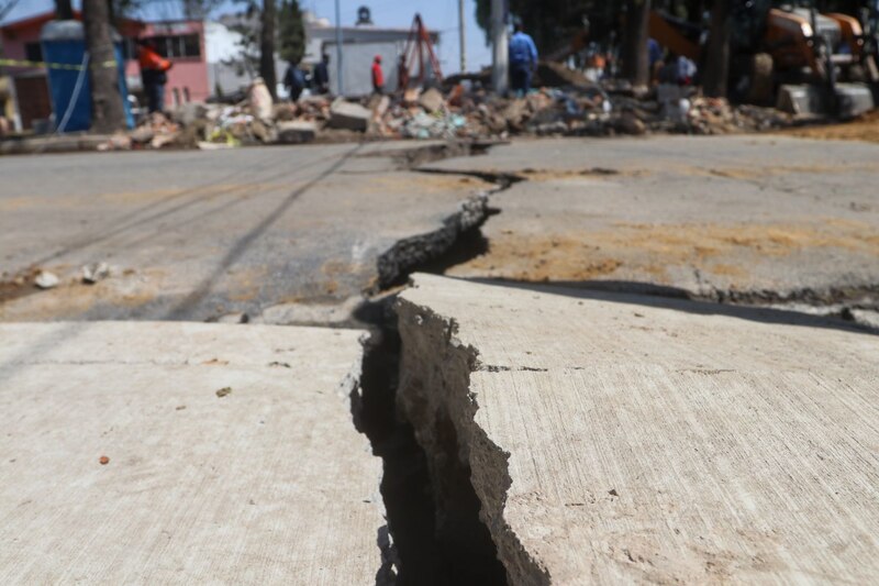Grietas en la carretera tras un terremoto