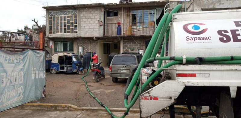 Camión de agua abasteciendo a una comunidad