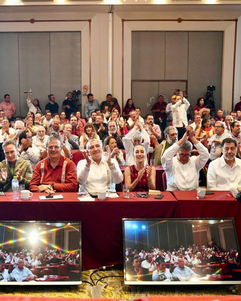 Políticos mexicanos aplauden en un evento