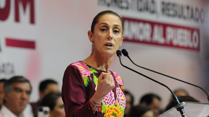 La senadora mexicana Claudia Ruiz Massieu da un discurso durante un evento público.