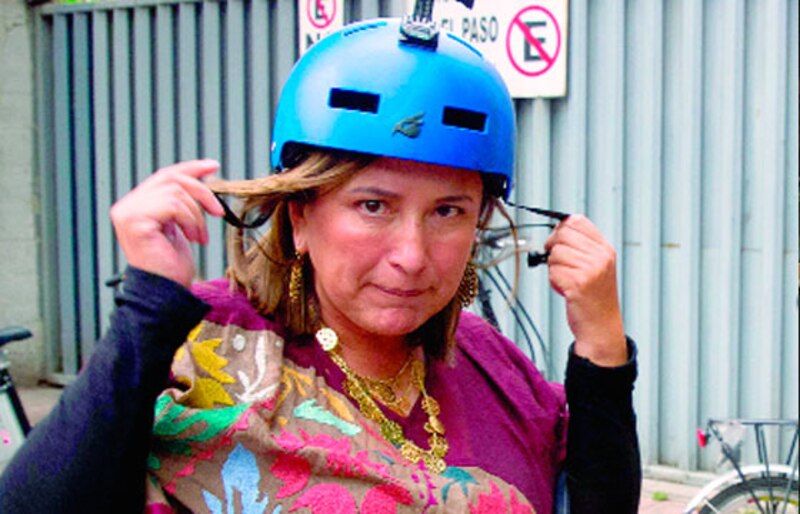 Mujer en bicicleta