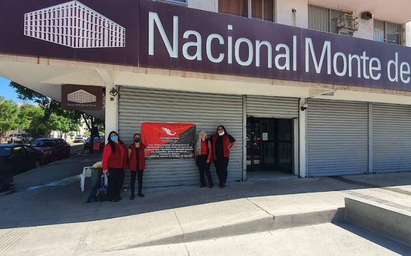 Protesta en la puerta de la Nacional Monte de Piedad